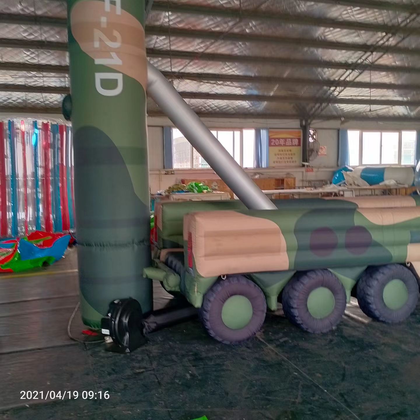 濠江军事演习中的充气目标车辆：模拟发射车雷达车坦克飞机